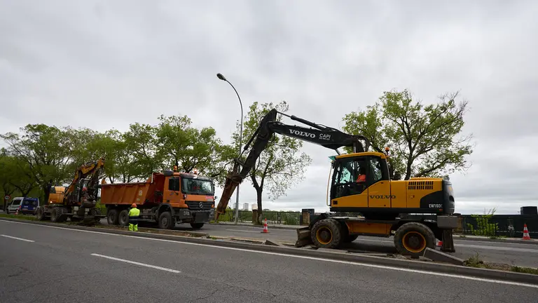 Inicio de las obras de reducción de la mediana de la Cuesta de Beloso para poder construir el carril bici que unirá Pamplona con Burlada. IÑIGO ALZUGARAY