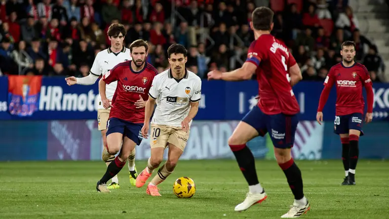 Jon Moncayola (7. CA Osasuna), Andr&eacute; Almeida (10. Valencia CF) y David Garc&iacute;a (5. CA Osasuna) durante el partido de La Liga EA Sports entre CA Osasuna y Valencia CF disputado en el estadio de El Sadar en Pamplona. I&Ntilde;IGO ALZUGARAY