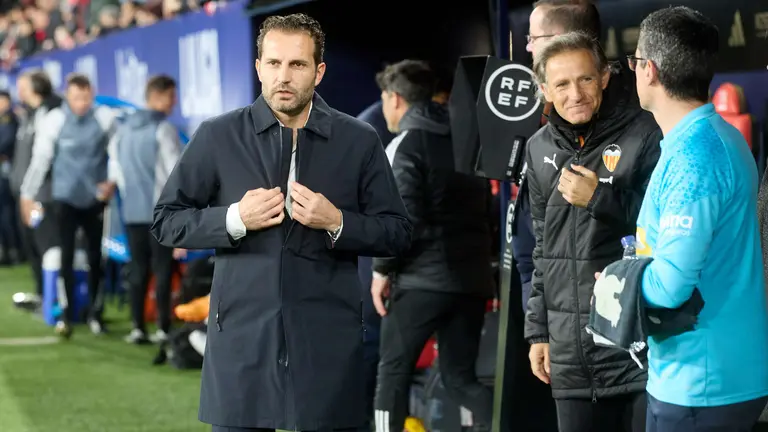 Rub&eacute;n Baraja (entrenador Valencia CF) durante el partido de La Liga EA Sports entre CA Osasuna y Valencia CF disputado en el estadio de El Sadar en Pamplona. I&Ntilde;IGO ALZUGARAY