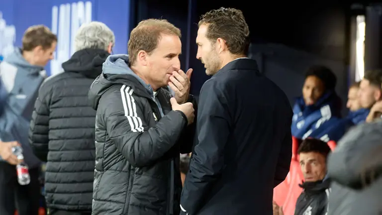 Jagoba Arrasate (entrenador CA Osasuna) y Rub&eacute;n Baraja (entrenador Valencia CF) durante el partido de La Liga EA Sports entre CA Osasuna y Valencia CF disputado en el estadio de El Sadar en Pamplona. I&Ntilde;IGO ALZUGARAY