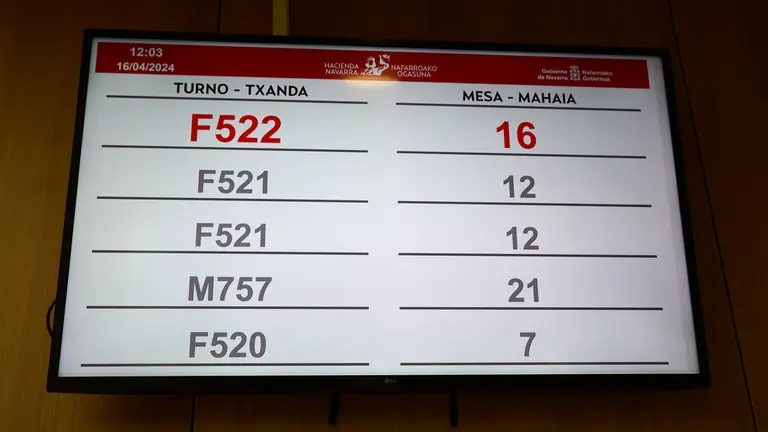 El consejero de Econom&iacute;a y Hacienda, Jos&eacute; Luis Arasti, visita la oficina de Hacienda con motivo del inicio de la atenci&oacute;n presencial en la Campa&ntilde;a de la Renta 2023. I&Ntilde;IGO ALZUGARAY