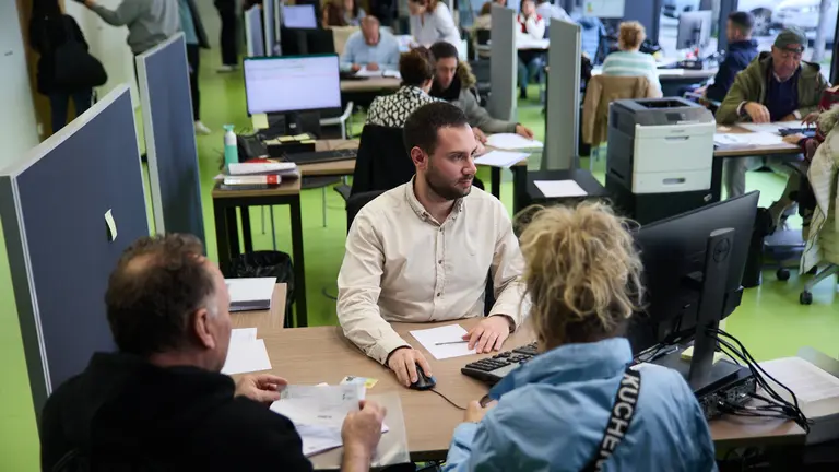 El consejero de Econom&iacute;a y Hacienda, Jos&eacute; Luis Arasti, visita la oficina de Hacienda con motivo del inicio de la atenci&oacute;n presencial en la Campa&ntilde;a de la Renta 2023. I&Ntilde;IGO ALZUGARAY