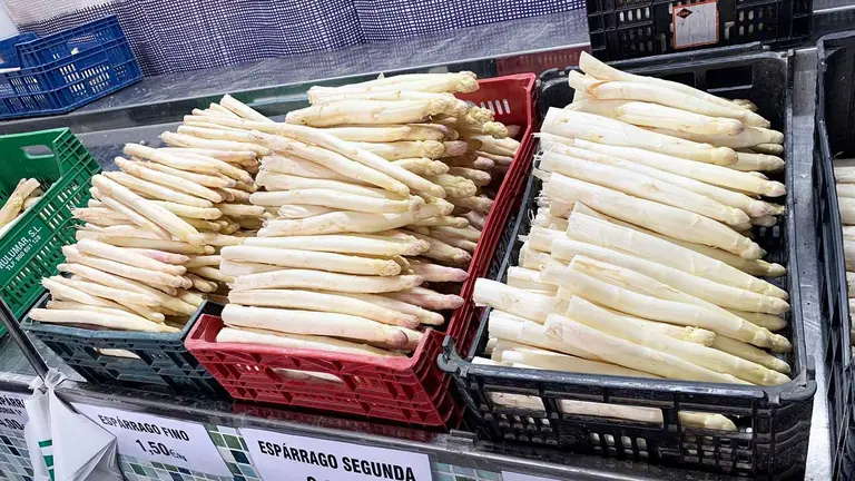 Cajas de esp&aacute;rragos limpios preparados para la venta en la tienda 'La Casa Arriba'. Navarra.com
