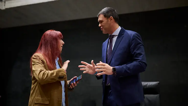 Maite Nosti, de VOX habla con Javier Garc&iacute;a, del PPN, minutos antes del comienzo del pleno. PABLO LASAOSA