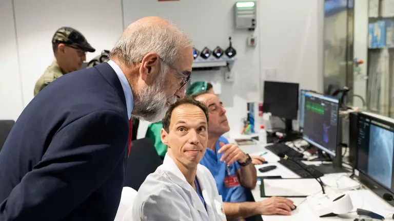 El consejero de Salud del Gobierno de Navarra, Fernando Dom&iacute;nguez en una visita al &aacute;rea del Coraz&oacute;n del Hospital Universitario de Navarra. GOBIERNO DE NAVARRA