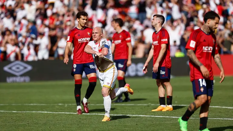 El delantero del Rayo Vallecano Isi Palaz&oacute;n celebra tras anotar un gol este s&aacute;bado, durante el partido de la jornada 32 de LaLiga EA Sports, en el Estadio Vallecas de Madrid. EFE/ Rodrigo Jim&eacute;nez