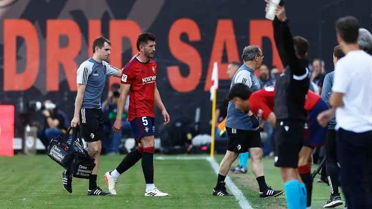 El defensa del Osasuna David Garc&iacute;a sale lesionado este s&aacute;bado, durante el partido de la jornada 32 de LaLiga EA Sports, en el Estadio Vallecas de Madrid. EFE/ Rodrigo Jim&eacute;nez