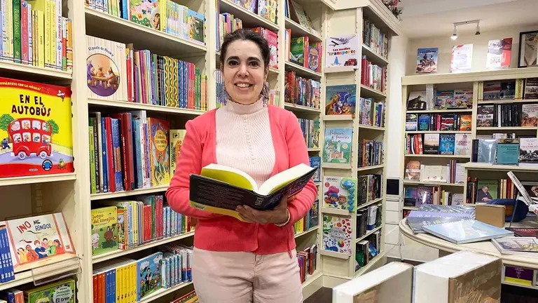 Miriam Ibarrola Guill&eacute;n en la librer&iacute;a que lleva su nombre en la calle Castillo de Maya 40 en Pamplona. Navarra.com