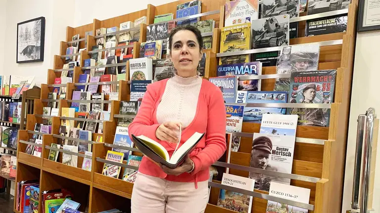Miriam Ibarrola Guillén en la librería que lleva su nombre en la calle Castillo de Maya 40 en Pamplona. Navarra.com