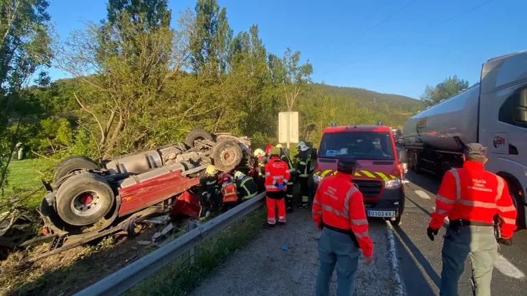 Imagen del accidente en el que ha fallecido una persona en Arre. POLICÍA FORAL