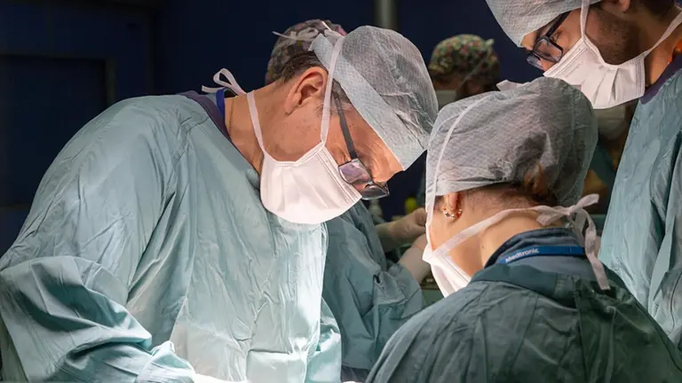 El Dr. Jorge Baixauli, especialista en Cirug&iacute;a General del Cancer Center Cl&iacute;nica Universidad de Navarra, durante una intervenci&oacute;n. CL&Iacute;NICA UNIVERSIDAD DE NAVARRA