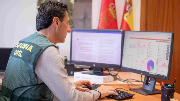 Una agente del equipo @ de la Guardia Civil de Navarra. GUARDIA CIVIL DE NAVARRA