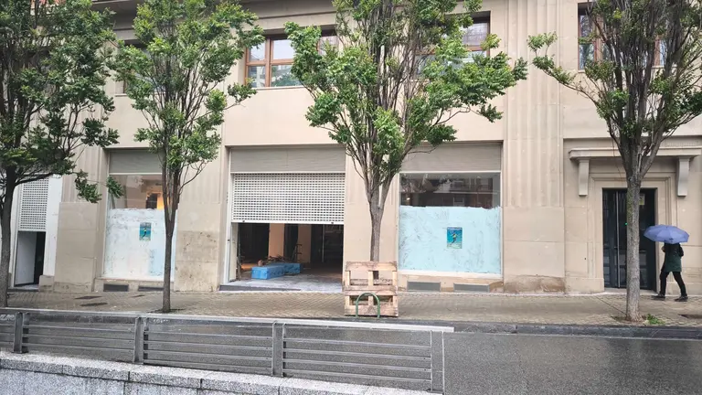 Imagen de la fachada donde se ubicará la nueva tienda de deportes en la Plaza del Vínculo. NAVARRA.COM