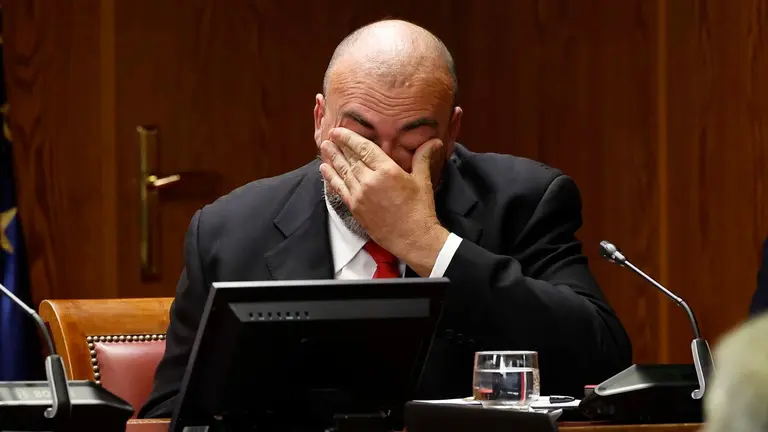 Koldo García, que fuera asesor del exministro José Luis Ábalos, comparece ante la comisión del Senado por su imputación en la presunta trama de corrupción por la compraventa de mascarillas durante la pandemia, este lunes, en la Cámara Alta. EFE/ J.J. Guillén