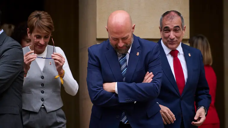 Los consejeros Oscar Chivite y Jos&eacute; Luis Arasti, en los jardines de Palacio junto a Mar&iacute;a Chivite, presidenta del Gobierno PABLO LASAOSA