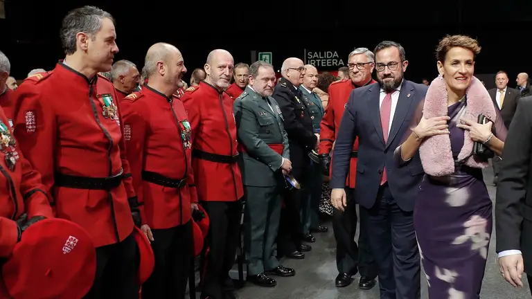 La presidenta del Gobierno de Navarra, Mar&iacute;a Chivite (d), durante su intervenci&oacute;n este s&aacute;bado en el acto institucional del D&iacute;a de la Polic&iacute;a Foral en donde ha asegurado que este cuerpo policial ha acreditado ya su capacidad para ejercer las funciones exclusivas de regulaci&oacute;n del tr&aacute;fico en la Comunidad Foral. EFE/Villar L&oacute;pez