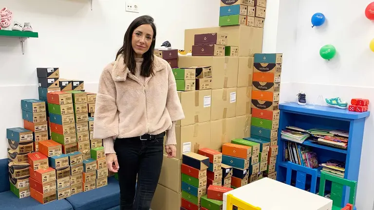 Ekhi&ntilde;e de la Torre en el interior de la zapater&iacute;a Parch&iacute;s en Sarriguren. Navarra.com