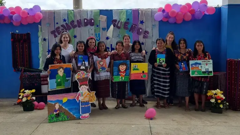 Imagen de las tres jóvenes de Berbinzana durante un viajes a Guatemala. CEDIDA