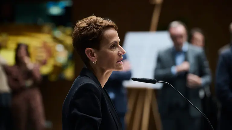 Mar&iacute;a Chivite interviene ante los medios de comunicaci&oacute;n minutos antes del comienzo del pleno del Parlamento. PABLO LASAOSA