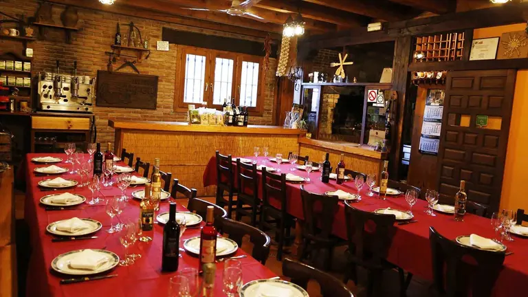 Interior del comedor de la Bodega Azpea en la localidad de Lumbier. Navarra.com