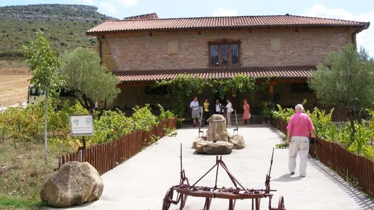 Entrada al restaurante de la bodega Azpea en Lumbier. Facebook Navarra Ecol&oacute;gica