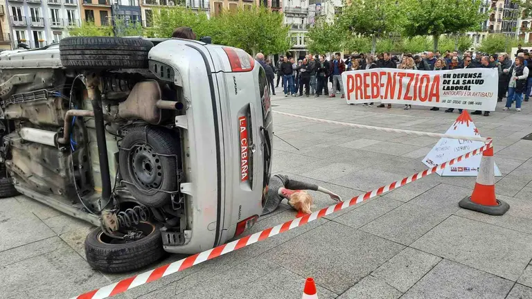 El coche volcado sobre la Plaza del Castillo de Pamplona. EUROPA PRESS