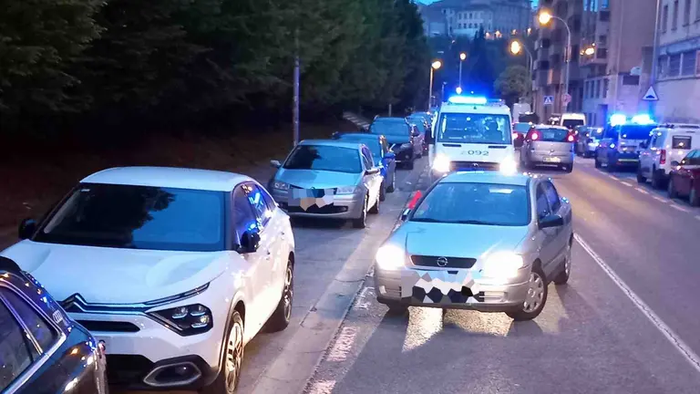 El veh&iacute;culo se encontr&oacute; en mitad de la calle. POLIC&Iacute;A MUNICIPAL DE PAMPLONA