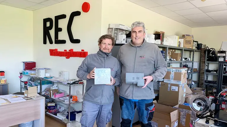 Los hermanos Jos&eacute; Javier y Luis Carlos Miguel en su empresa REC Video Vigilancia en Esquiroz. Navarra.com