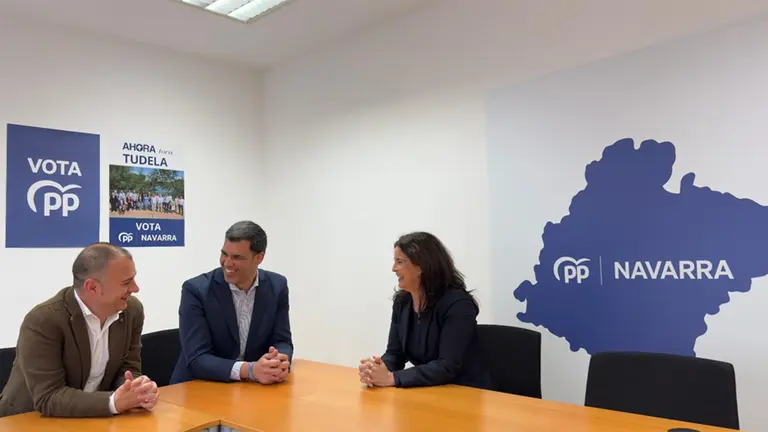 Maribel Garc&iacute;a Malo y Sergio Vitas con el presidente del PPN, Javier Garc&iacute;a. - PPN