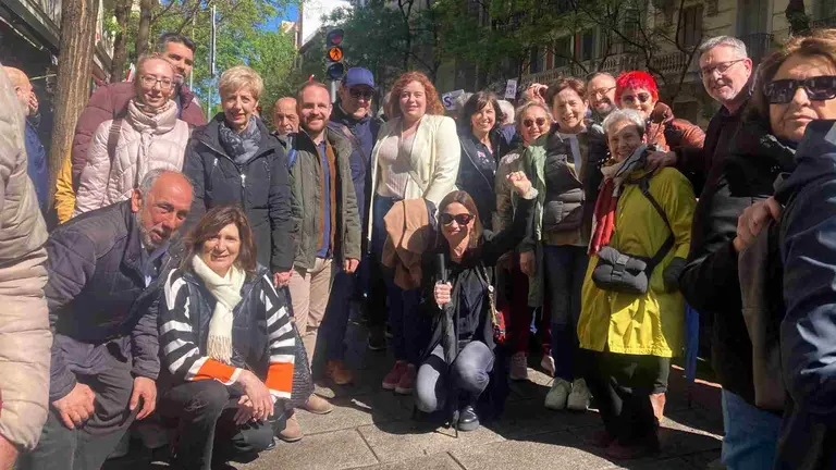 Una veintena de afiliados socialistas navarros este s&aacute;bado en la calle Ferraz para manifestar su apoyo a Pedro S&aacute;nchez. PSN/PSOE