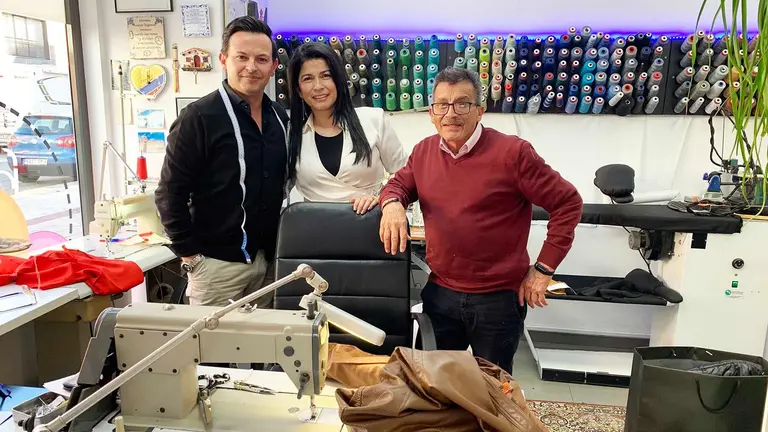 Freddy Ayala con su mujer y su padre en la tienda de arreglos de ropa en Sarriguren. Navarra.com