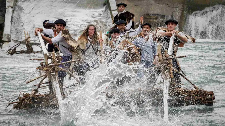 La localidad navarra de Burgui ha vivido un año más la esperada bajada de las almadías, una fiesta que homenajea al ya desaparecido oficio de los almadieros que durante décadas transportaron río abajo, convertidos en precarias balsas, los troncos de madera talados en el Pirineo. EFE/ Villar López