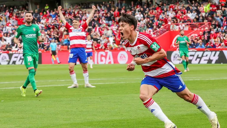 El centrocampista uruguayo del Granada Facundo Pellistri celebra su gol contra Osasuna, durante el partido de la jornada 33 de LaLiga EA Sports que enfrenta al Granada CF con el Osasuna en el Nuevo estadio Los C&aacute;rmenes de Granada.- EFE/ Pepe Torres