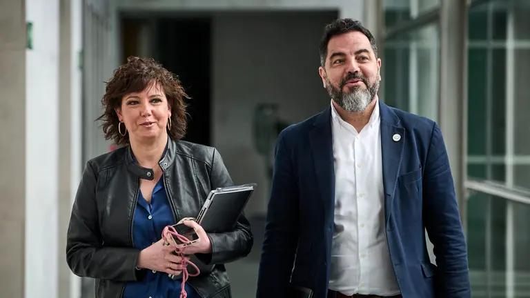 Ainhoa Unzu y Ram&oacute;n Alz&oacute;rriz, del PSN, en su llegada a la Mesa y Junta de Potavoces del Parlamento. PABLO LASAOSA