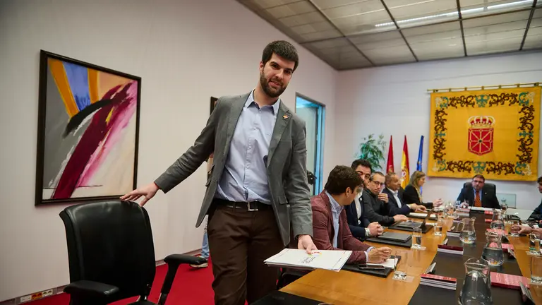 Carlos Guzm&aacute;n, de Contigo Navarra, minutos antes de comenzar la Mesa y Junta de Potavoces del Parlamento. PABLO LASAOSA