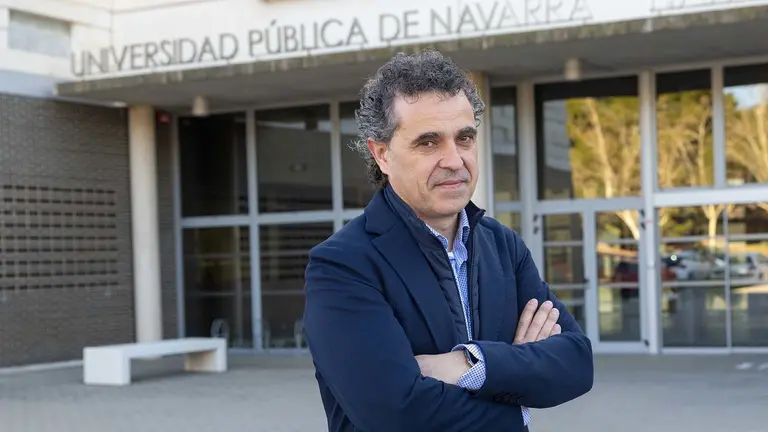 El profesor e investigador Santiago S&aacute;nchez Alegr&iacute;a, fotografiado en el campus de Tudela de la UPNA.