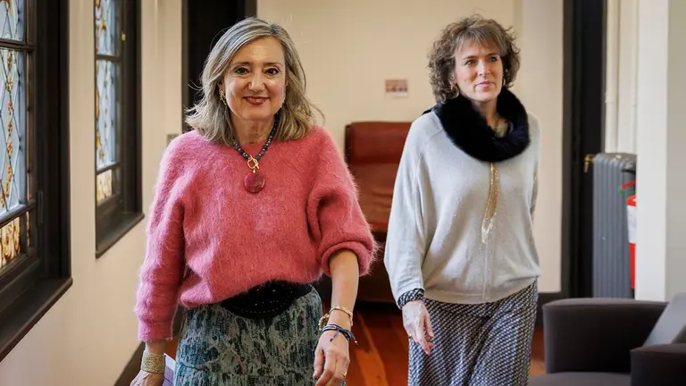 La presidenta de UPN, Cristina Ibarrola (i), acompa&ntilde;ada de la secretaria general regionalista, Cristina Sota, momentos antes de dar comienzo la rueda de prensa que han ofrecido este lunes en Pamplona en donde Ibarrola ha calificado el periodo de reflexi&oacute;n y la decisi&oacute;n de Pedro S&aacute;nchez de continuar en el cargo de "tomadura de pelo", "parip&eacute;" y "aut&eacute;ntico teatro" y ha subrayado que as&iacute; no se regenera la pol&iacute;tica. EFE/Villar L&oacute;pez