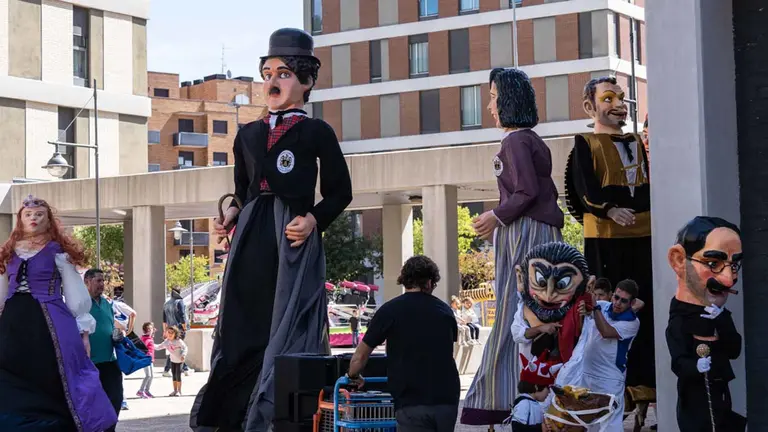 Imagen de la Comparsa de Gigantes en Nuevo Artica. concejodeartica.com