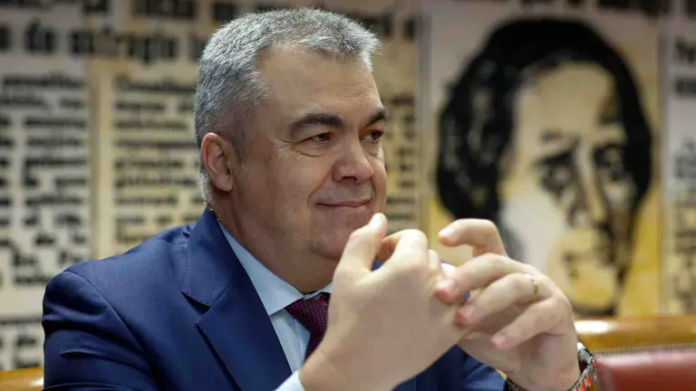 El diputado y secretario de organizaci&oacute;n del PSOE, Santos Cerd&aacute;n, comparece este martes en la comisi&oacute;n de investigaci&oacute;n del caso Koldo en el Senado. EFE/ Mariscal