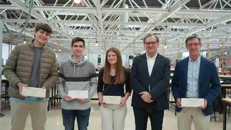 De izquierda a derecha, los premiados Gorka Fern&aacute;ndez De Muniain, Pablo Armend&aacute;riz, Carlota Ayensa; el director de la Escuela de Arquitectura de la Universidad de Navarra, Carlos Naya; y Emilio P&eacute;rez, profesor del Colegio San Francisco Javier-Jesuitas Tudela. UNIVERSIDAD DE NAVARRA