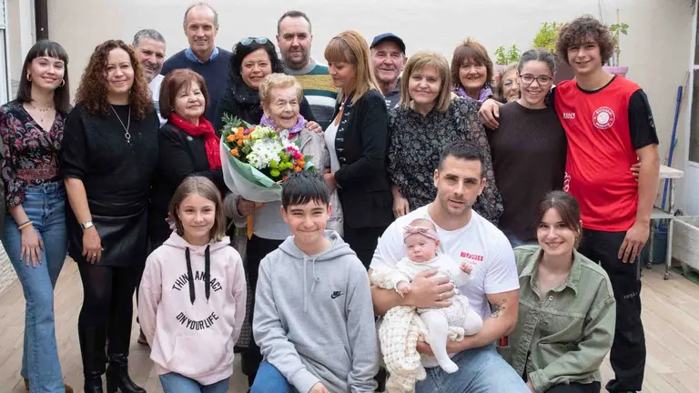 Herminia Le&oacute;n, en el centro, con parte de su familia. AYUNTAMIENTO DE PAMPLONA