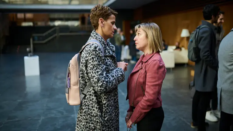 La presidenta María Chivite habla con Amparo López, consejera de Interior. PABLO LASAOSA