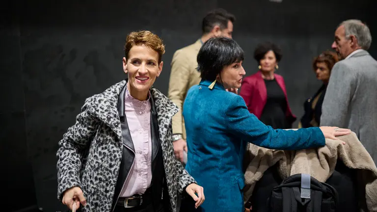 Mar&iacute;a Chivite junto a Laura Aznal, de EH Bildu, minutos antes del comienzo del pleno. PABLO LASAOSA