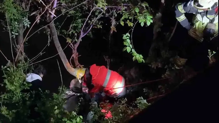 Momento del rescate de la joven herida a manos de especialistas de Bomberos y la Polic&iacute;a Nacional. POLIC&Iacute;A NACIONAL
