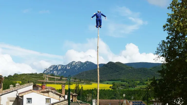 Los vecinos de Murieta clavan el 'mayo' en lo alto de un chopo para cumplir la tradici&oacute;n. Navarra.com