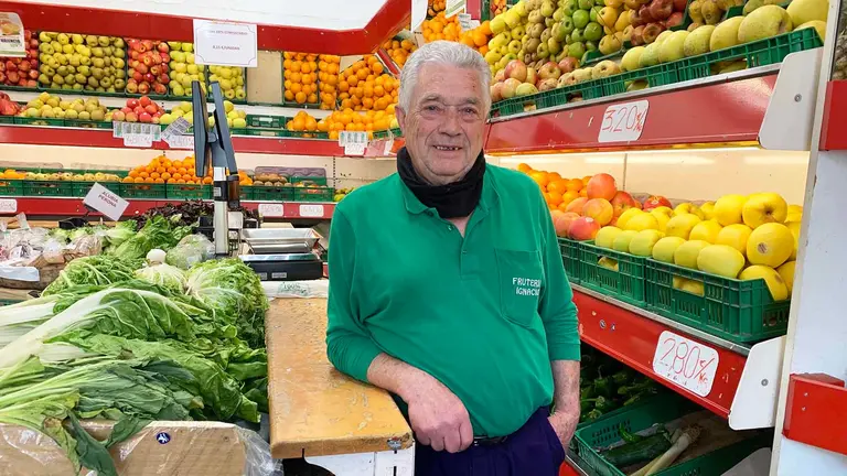 Ignacio Lacuey Blasco en su frutería Ignacio en la Rochapea de pamplona. Navarra.com