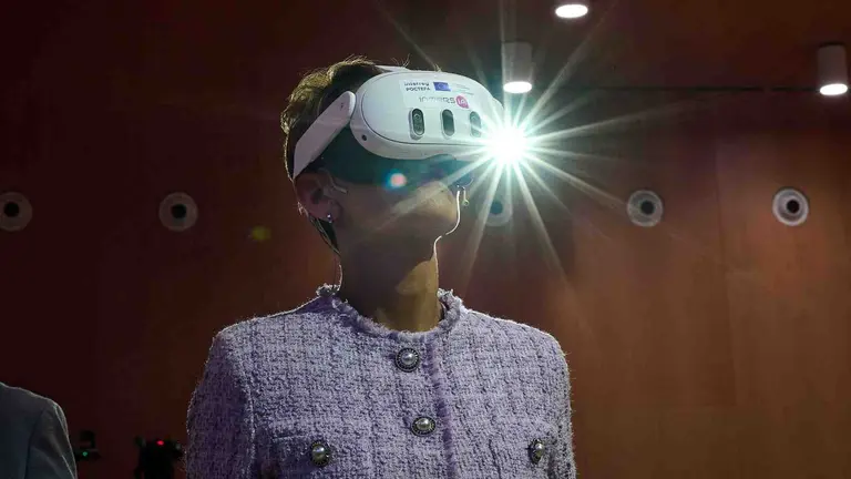 La Presidenta Chivite con unas gafas de realidad virtual. GOBIERNO DE NAVARRA