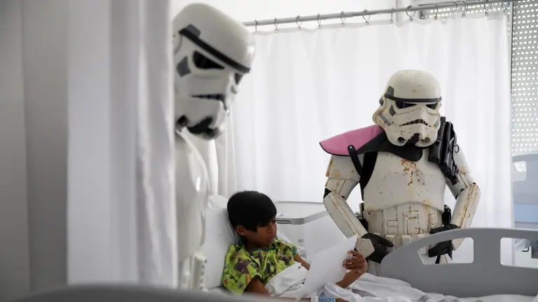 Personajes de Star Wars visitan a ni&ntilde;os con c&aacute;ncer ingresados en el Hospital Universitario de Navarra. GOBIERNO DE NAVARRA