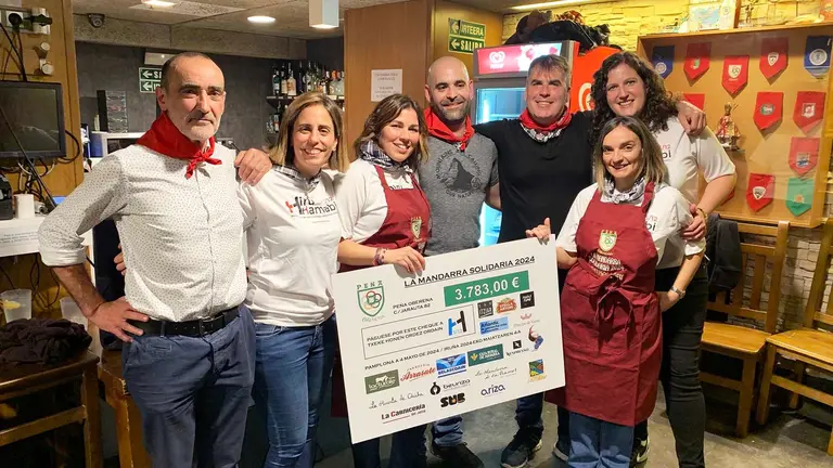 Representantes de la Peña Oberena y de la asociación Hiru Hamabi en la entrega de la Mandarra Solidaria 2024. Navarra.com