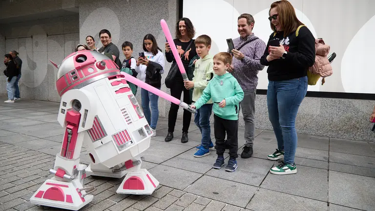 Desfile ben&eacute;fico de m&aacute;s de 100 personajes de Star Wars dentro de la campa&ntilde;a 'La Fuerza Contra el C&aacute;ncer', la Asociaci&oacute;n Espa&ntilde;ola Contra el C&aacute;ncer en Navarra y la Fundaci&oacute;n The Pink Force coincidiendo con el D&iacute;a Mundial de Star Wars. I&Ntilde;IGO ALZUGARAY